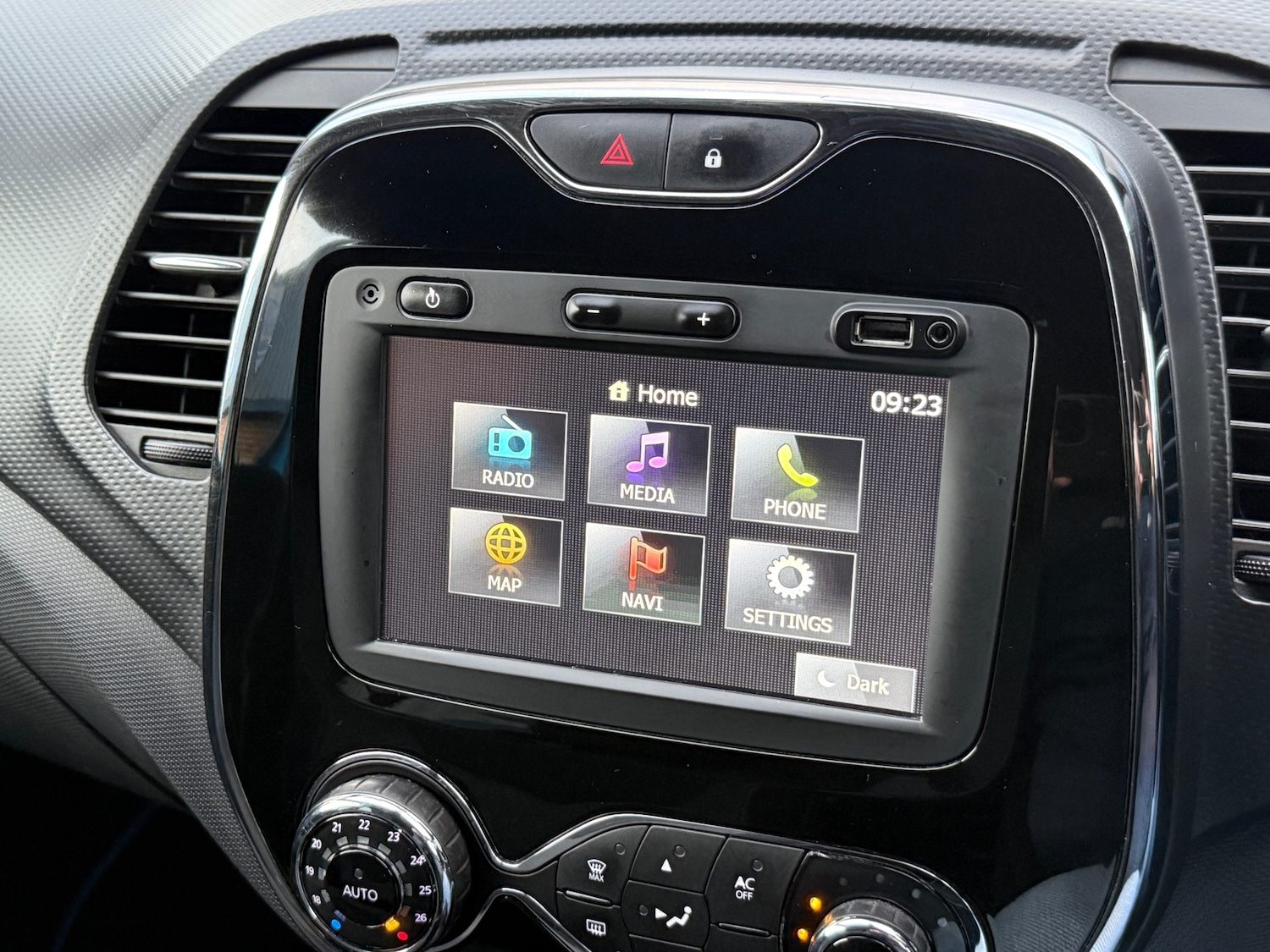 Used Renault Captur 2015 for sale - 76663727: Photo 31