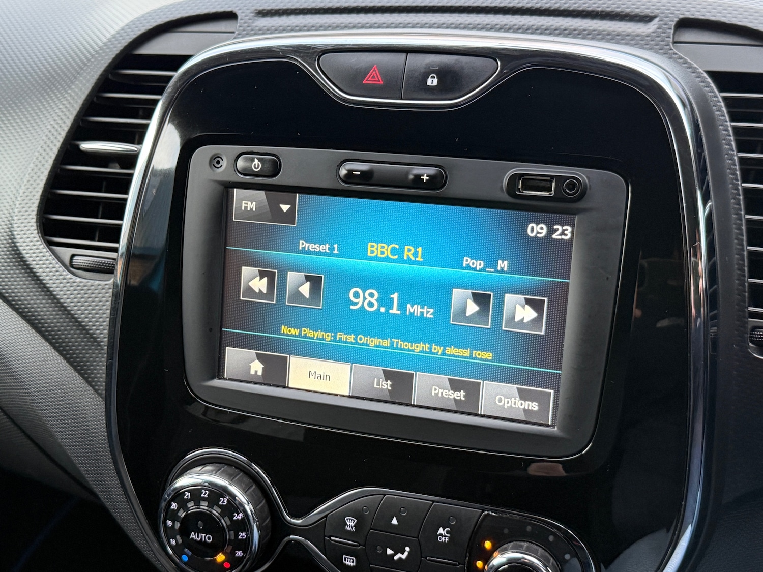 Used Renault Captur 2015 for sale - 76663727: Photo 32