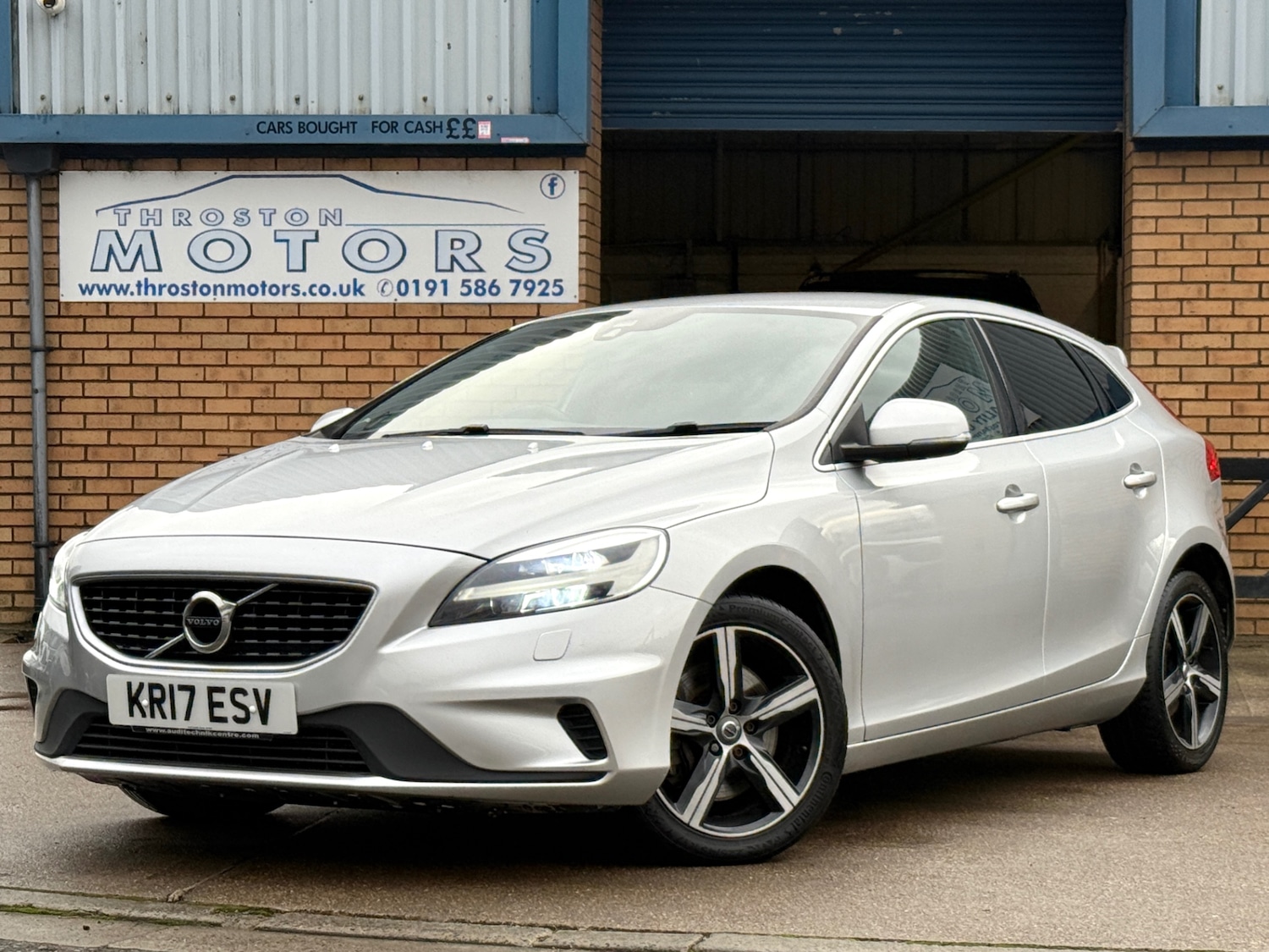 Used Volvo V40 2017 for sale - 76776511: Photo 2