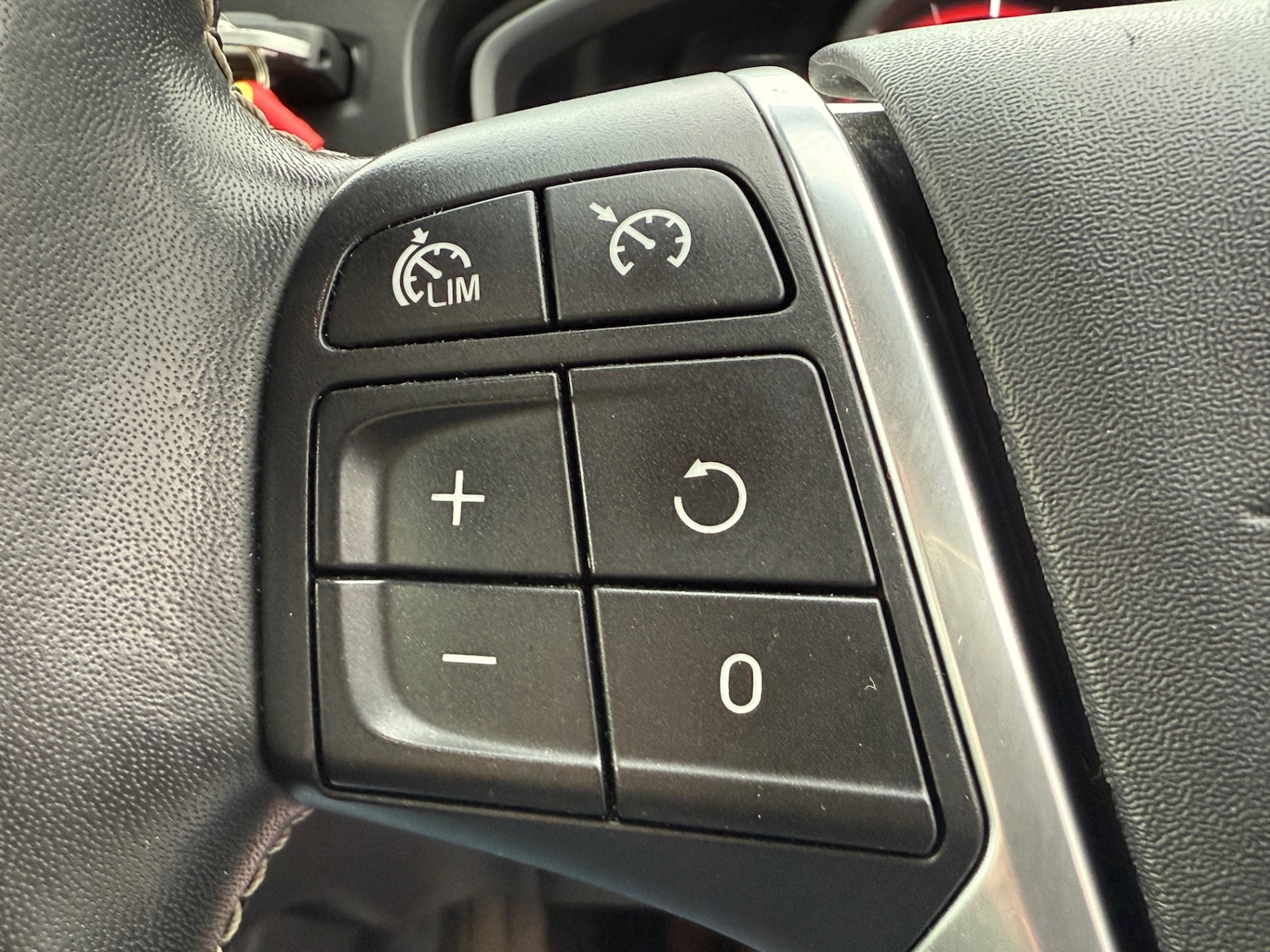 Used Volvo V40 2017 for sale - 76776511: Photo 32