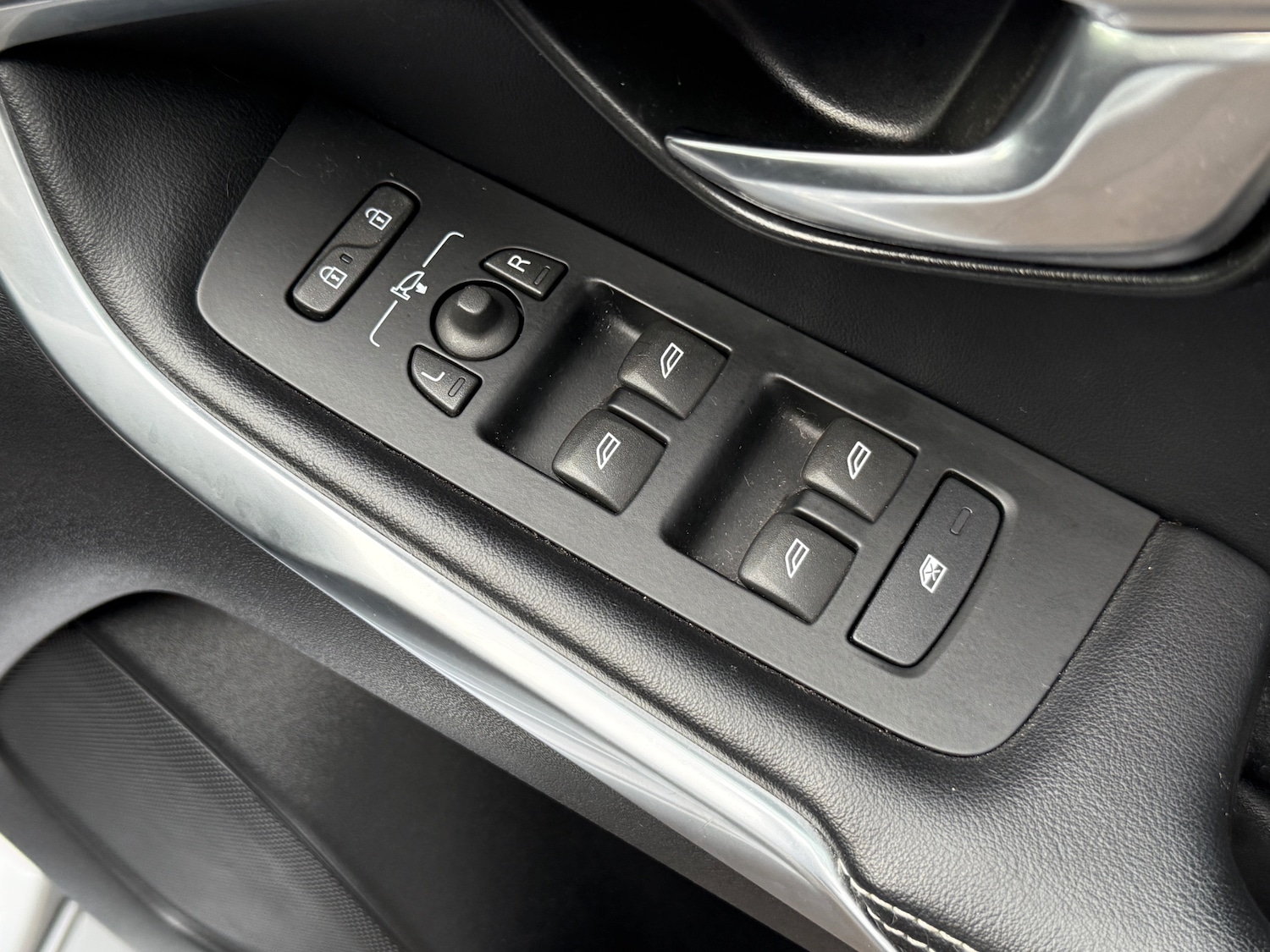 Used Volvo V40 2017 for sale - 76776511: Photo 33