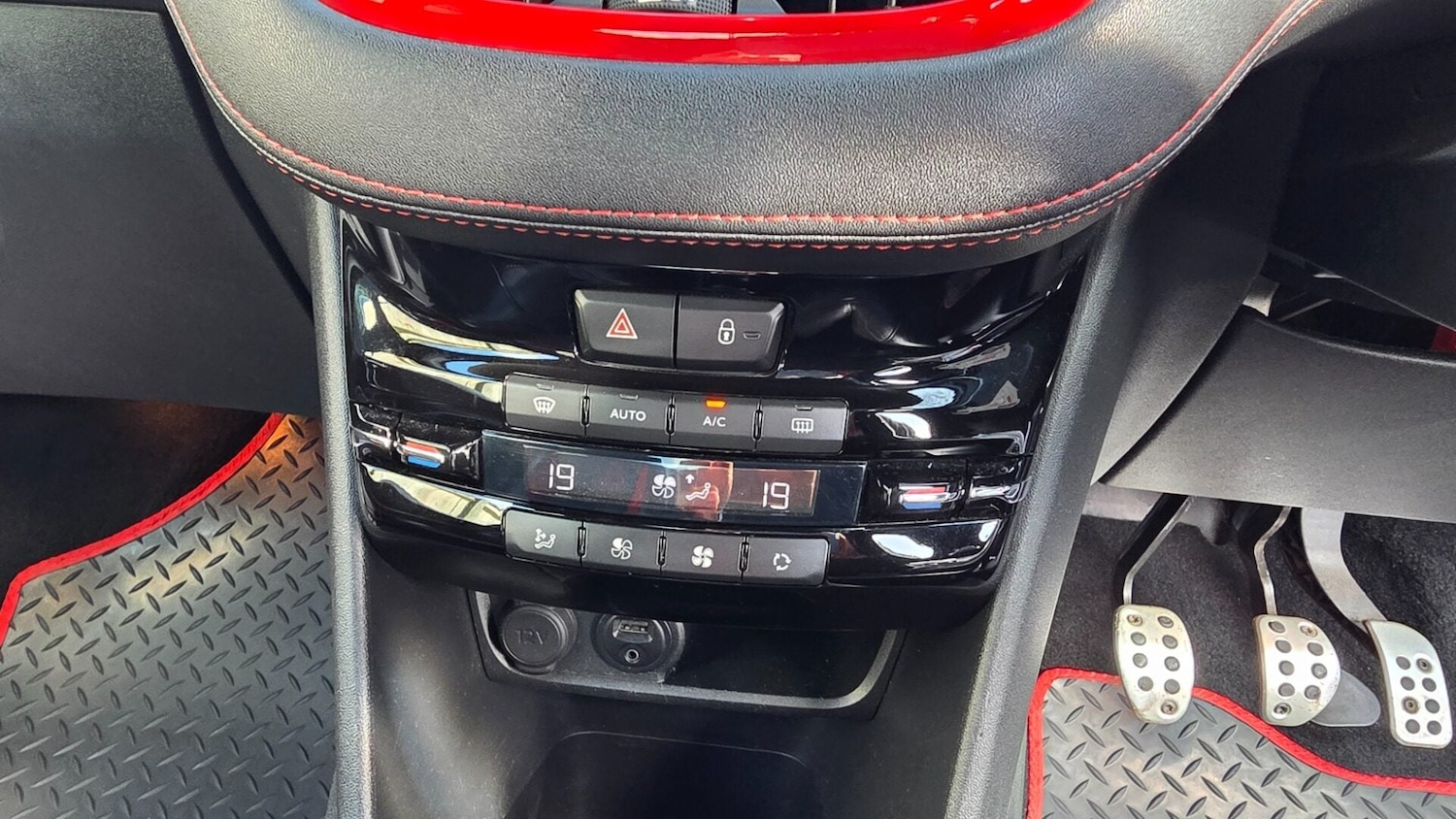 Used Peugeot 208 2015 for sale - 77701990: Photo 12