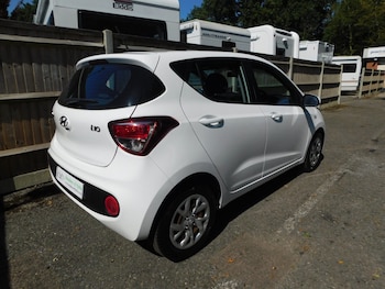 Used Hyundai i10 2018 for sale - 76330873: Photo
