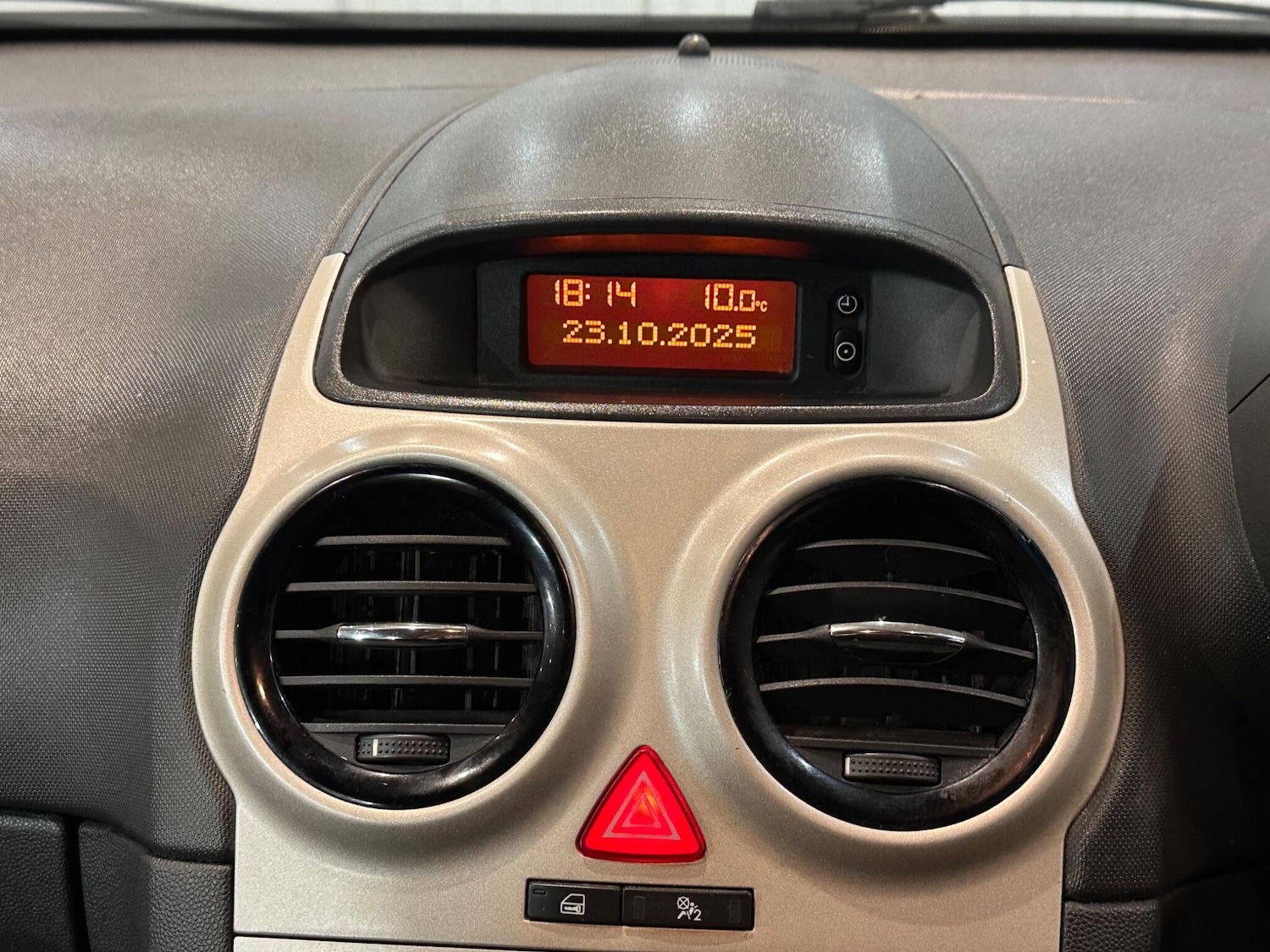 Used Vauxhall Corsa 2010 for sale - 76377558: Photo 22