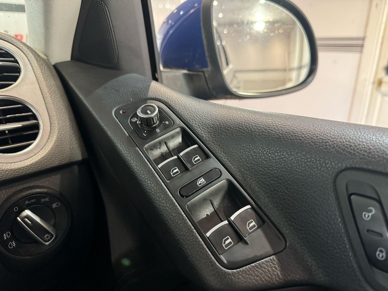 Used Volkswagen Tiguan 2011 for sale - 77332013: Photo 28