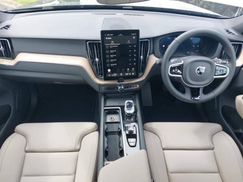 Used Volvo XC60 2025 for sale - 76343185: Photo 2
