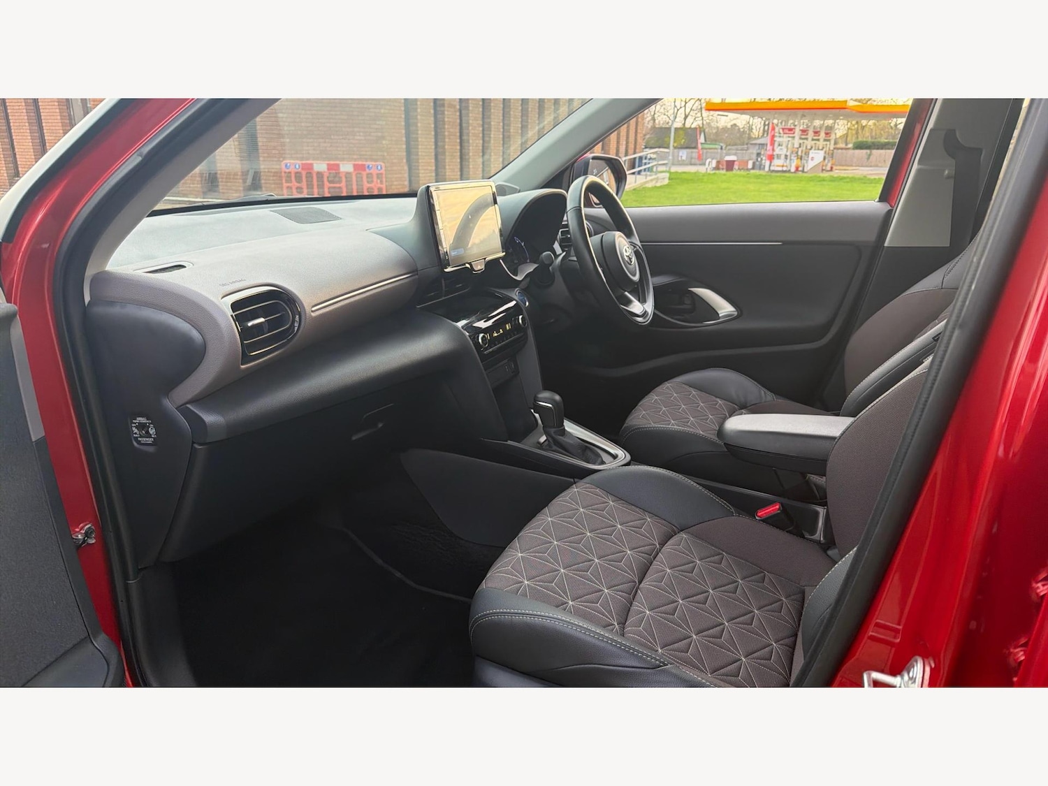 Used Toyota Yaris Cross 2024 for sale - 76942408: Photo 12