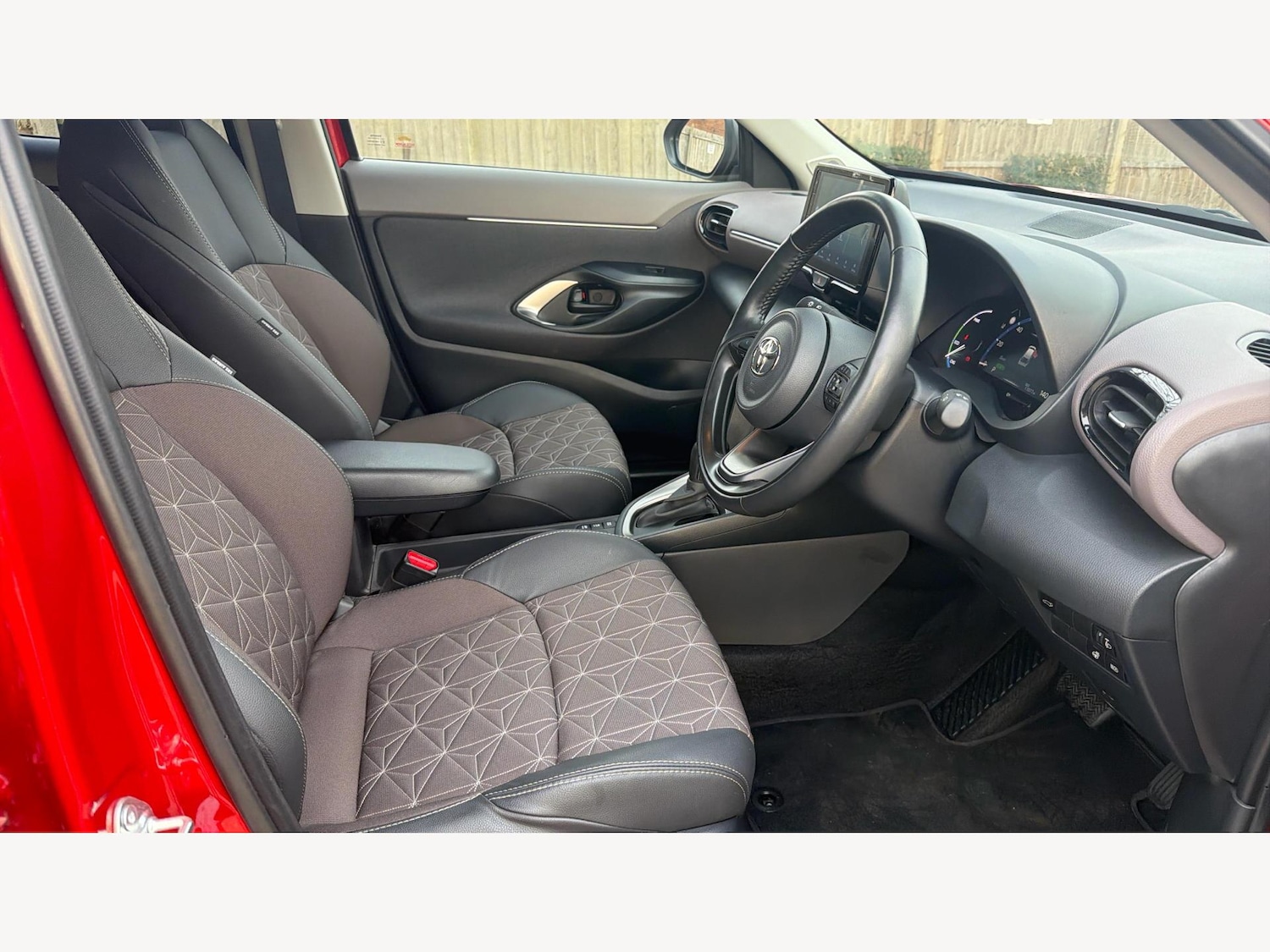 Used Toyota Yaris Cross 2024 for sale - 76942408: Photo 13