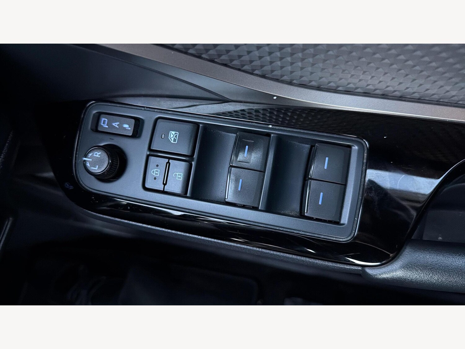 Used Toyota C-HR 2021 for sale - 76942600: Photo 25