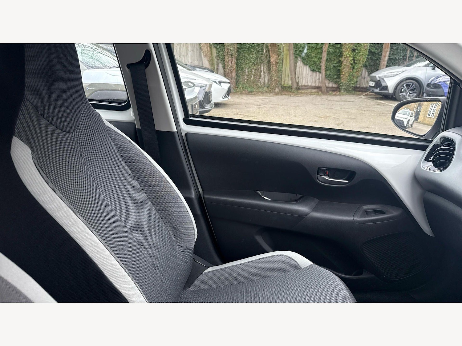 Used Toyota AYGO for sale - 77925931: Photo 27