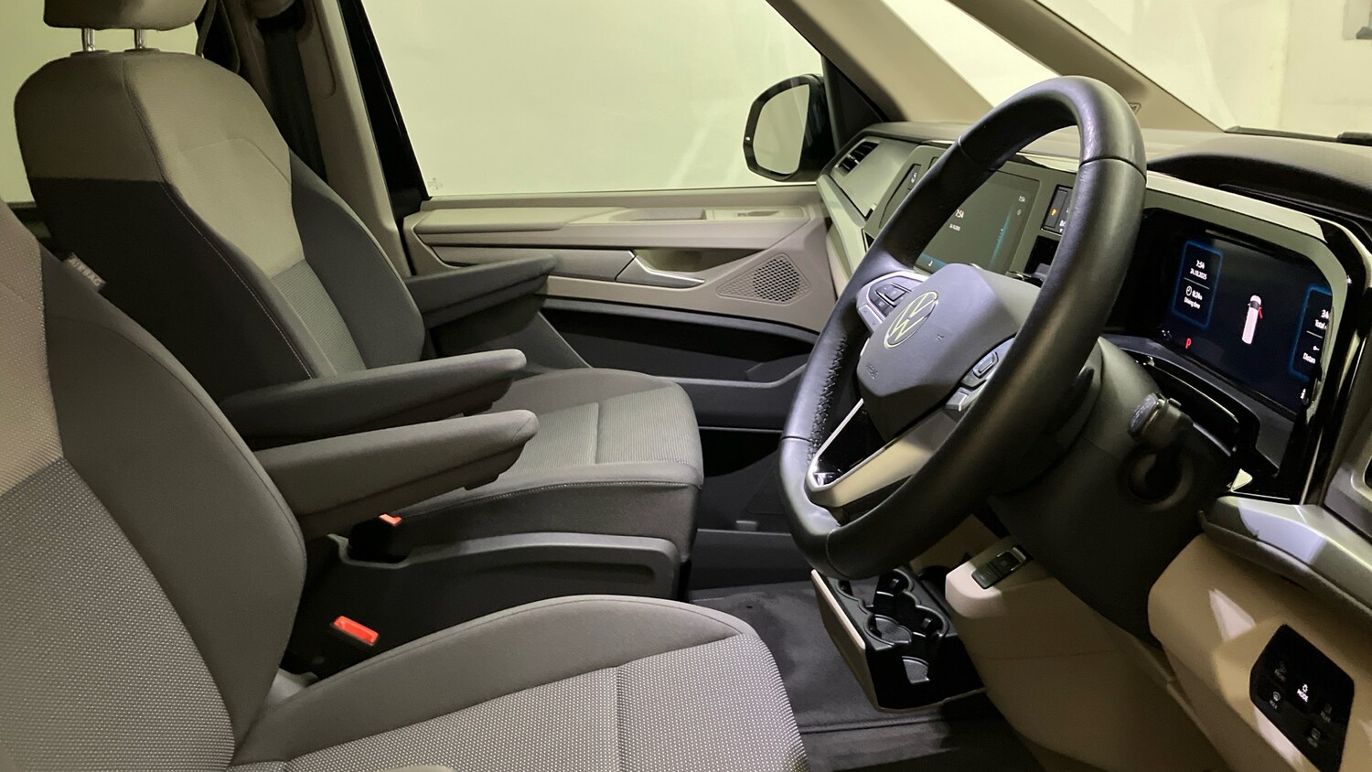 Used Volkswagen Multivan 2025 for sale - 76340493: Photo 25