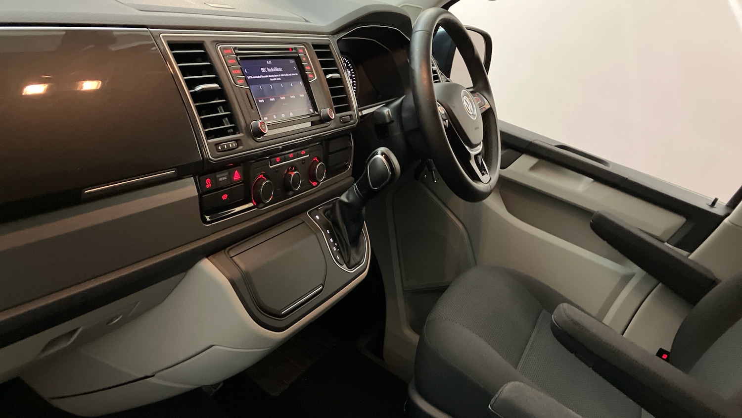 Used Volkswagen Transporter 2018 for sale - 77340283: Photo 2