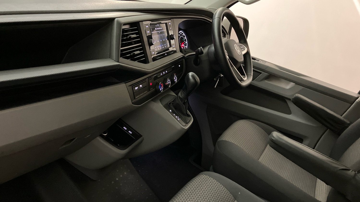 Used Volkswagen Transporter 2023 for sale - 76589705: Photo 2