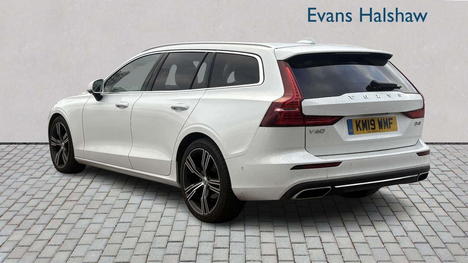 Used Volvo V60 2019 for sale - 77972833: Photo 2