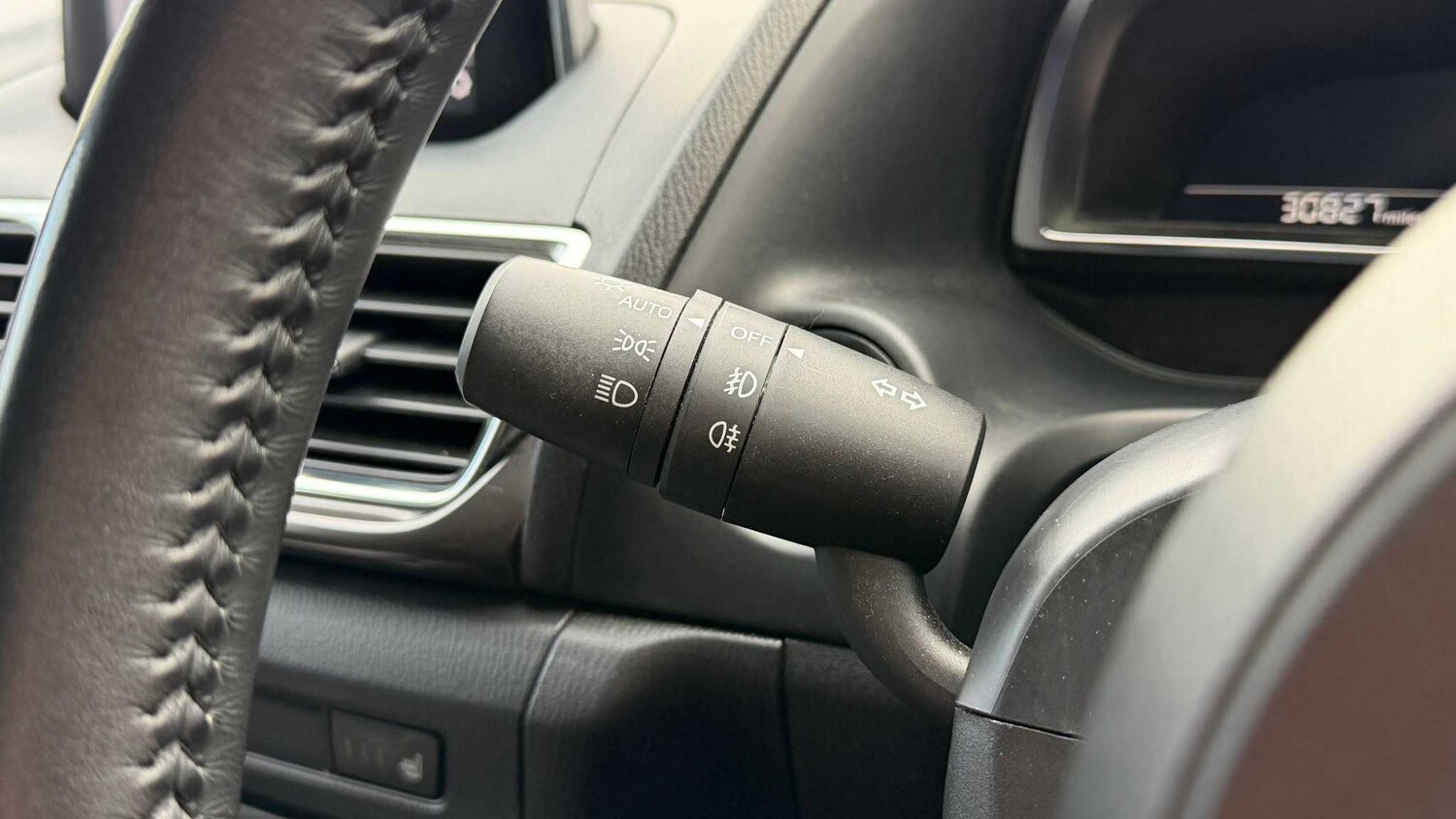 Used Mazda Mazda3 for sale - 77860152: Photo 9