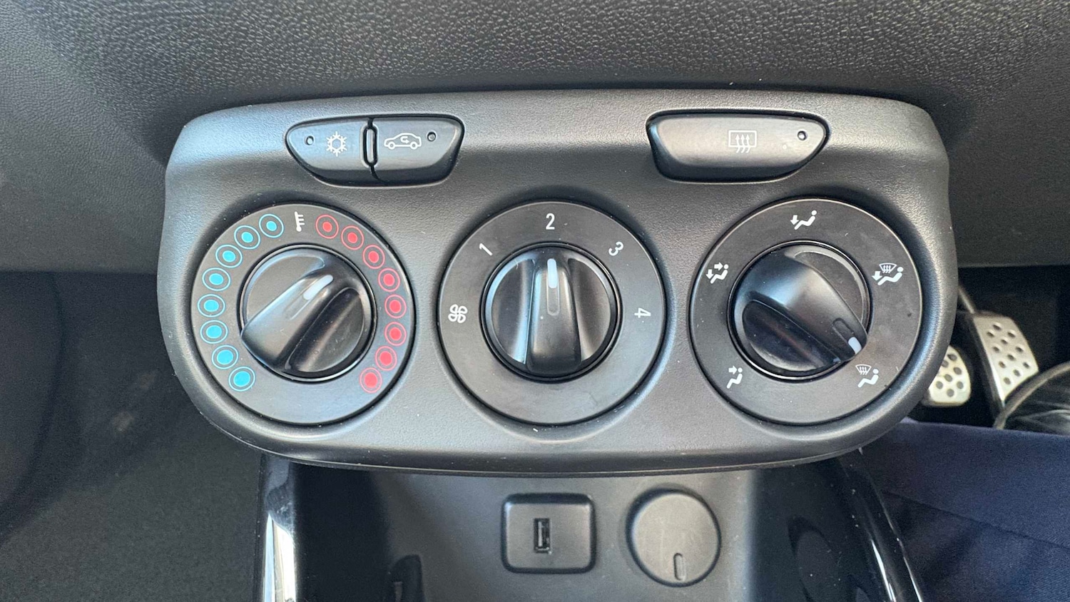 Used Vauxhall ADAM 2017 for sale - 78104350: Photo 8