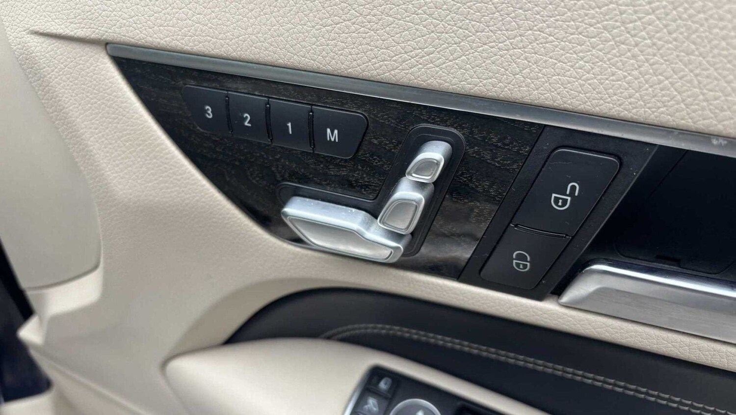 Used Mercedes-Benz E Class for sale - 77862010: Photo 30