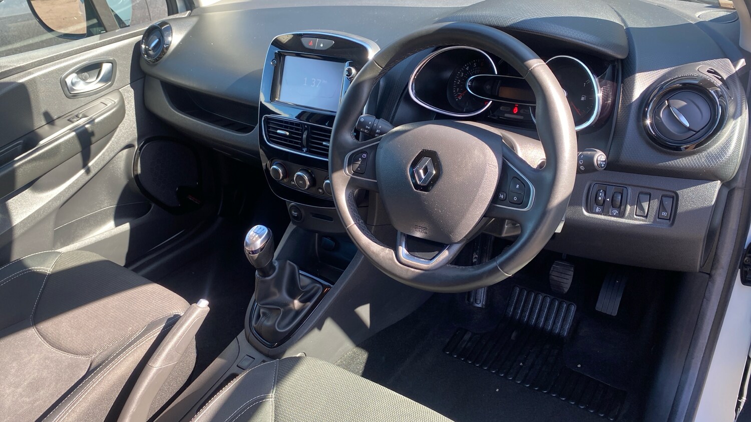 Used Renault Clio 2018 for sale - 76324901: Photo 9