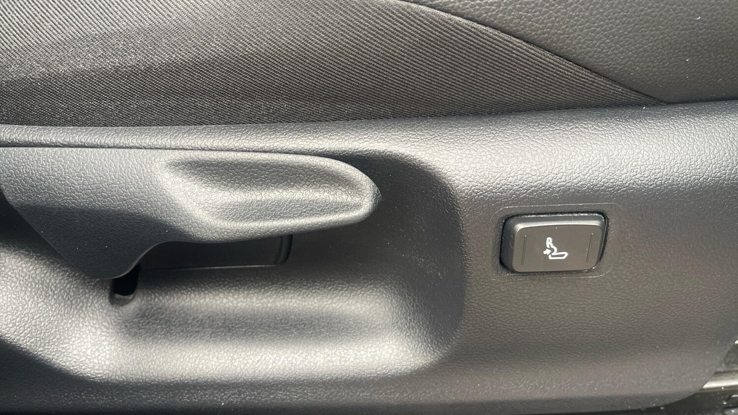 Used Toyota C-HR 2023 for sale - 78021368: Photo 19