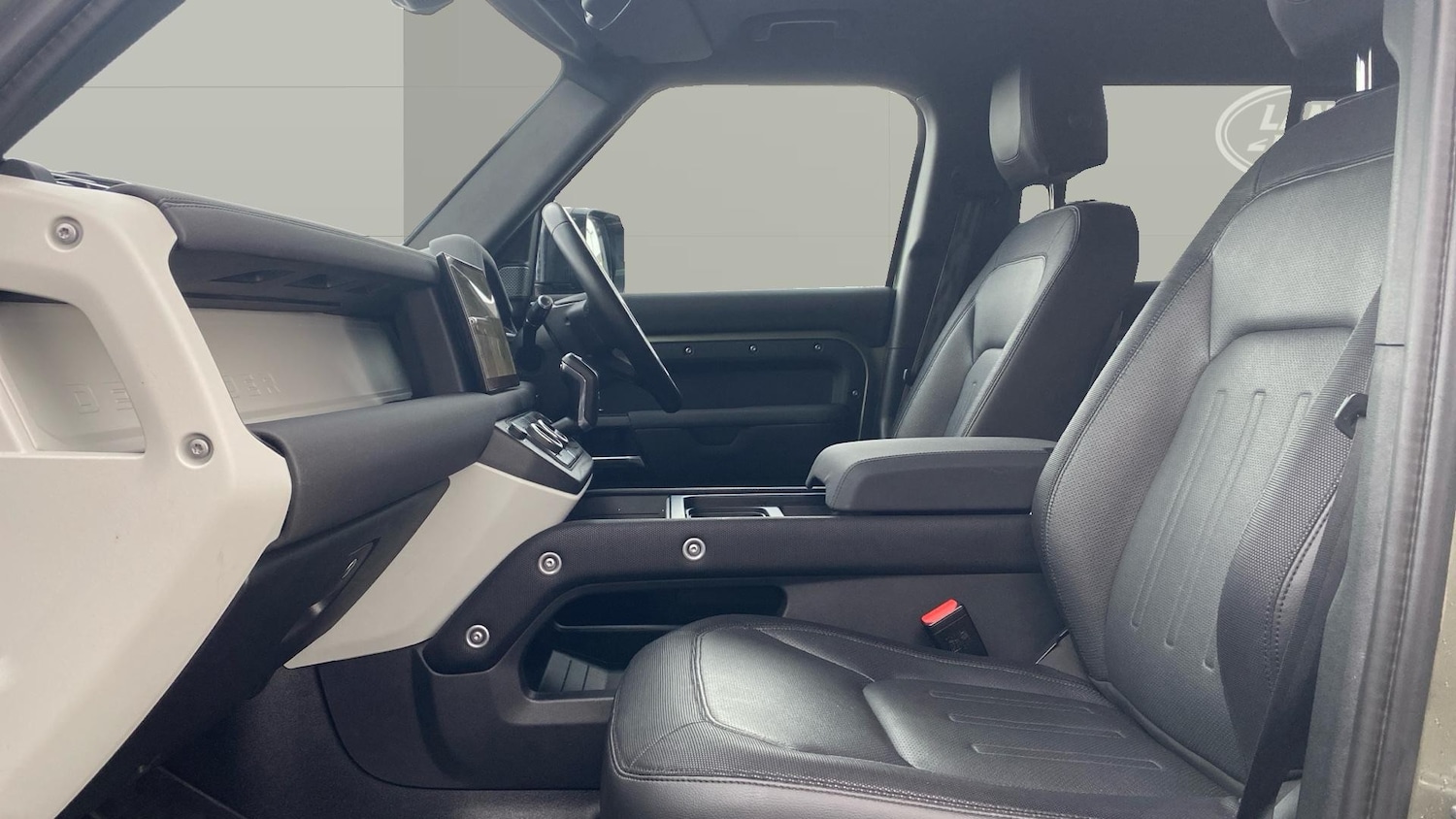 Used Land Rover Defender 2021 for sale - 76465999: Photo 3