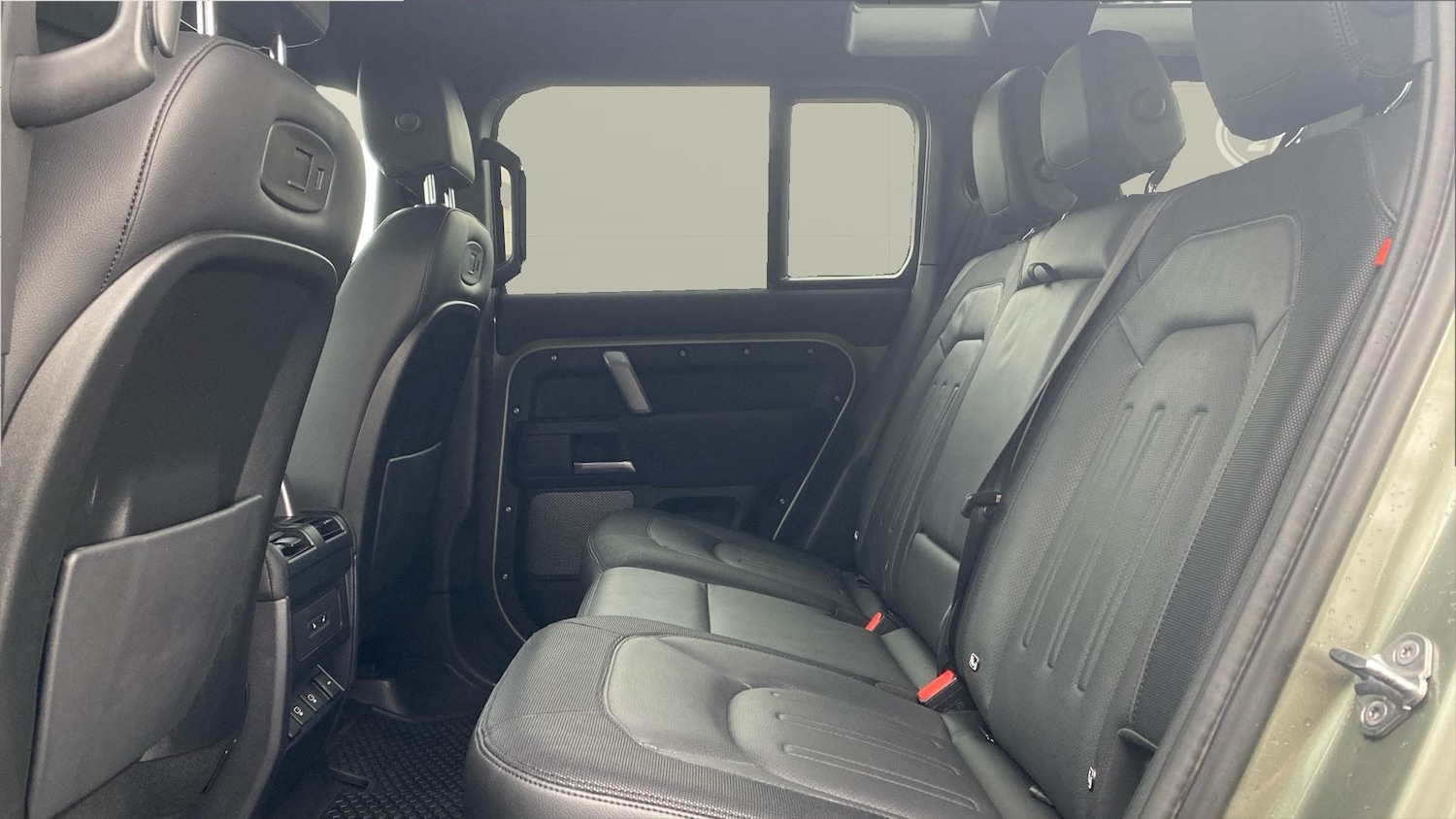 Used Land Rover Defender 2021 for sale - 76465999: Photo 4