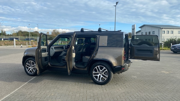 Used Land Rover Defender 2023 for sale - 76146497: Photo 32