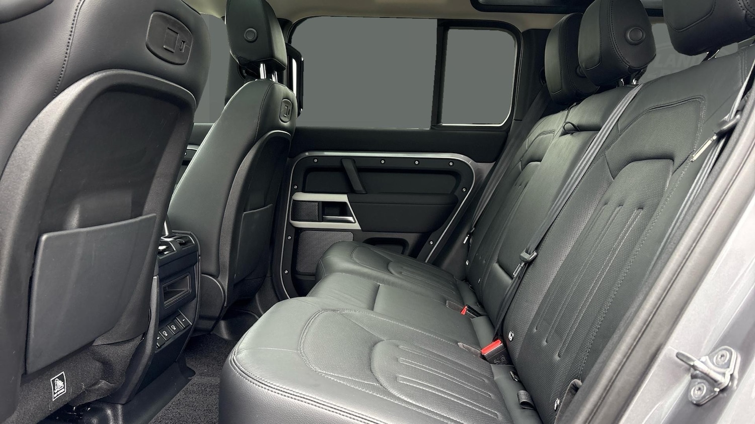 Used Land Rover Defender 2021 for sale - 77933885: Photo 4