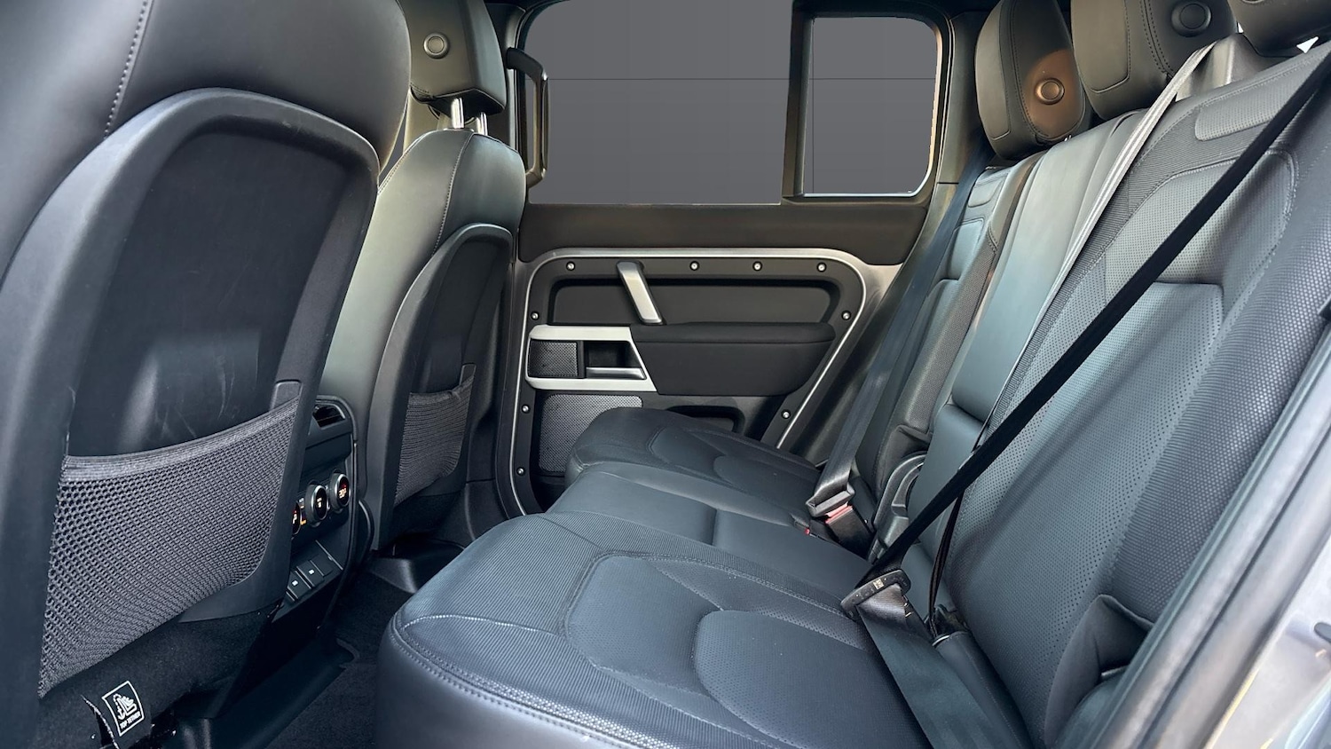 Used Land Rover Defender 2023 for sale - 77983874: Photo 4