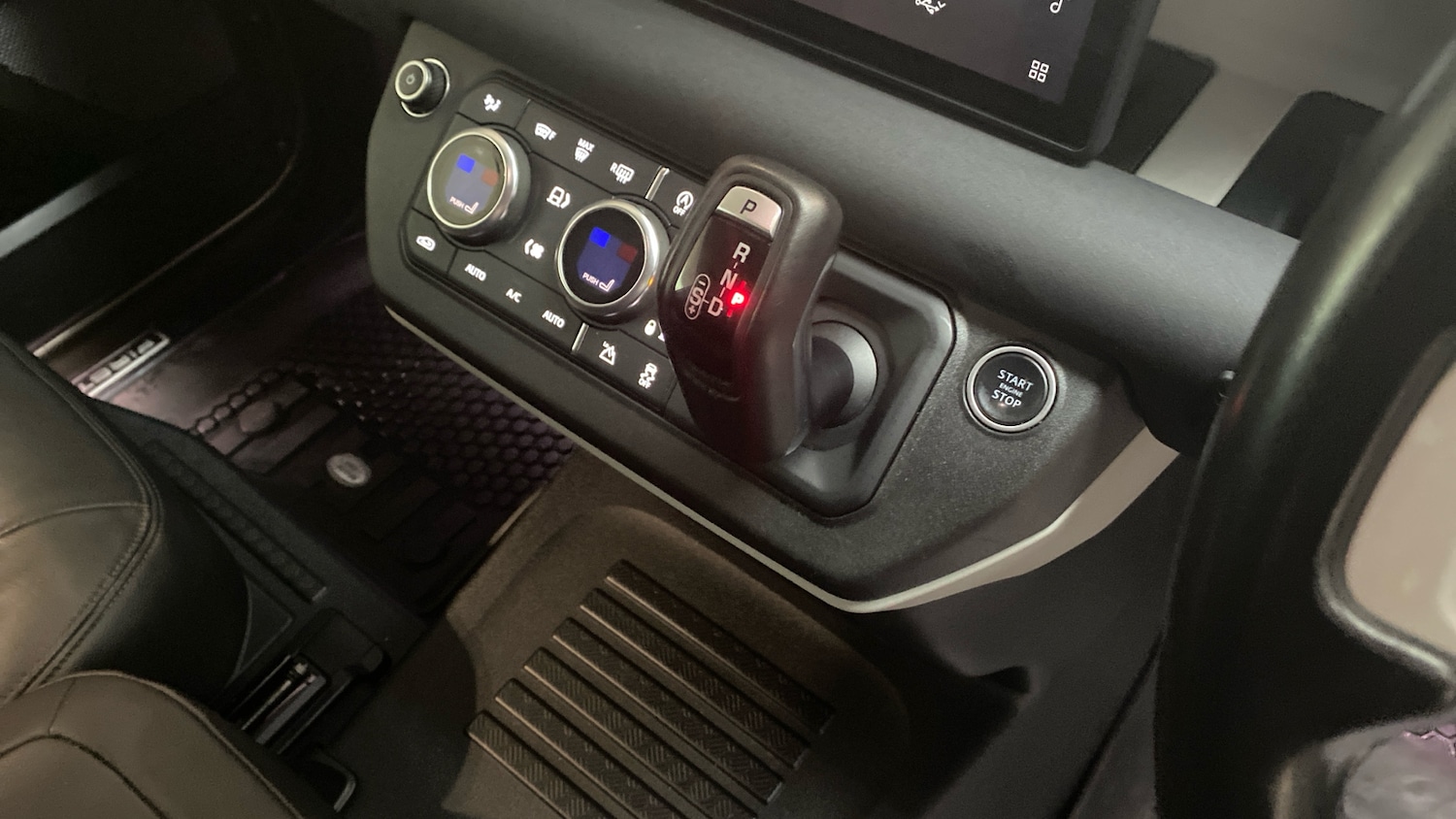 Used Land Rover Defender 2021 for sale - 77652932: Photo 13