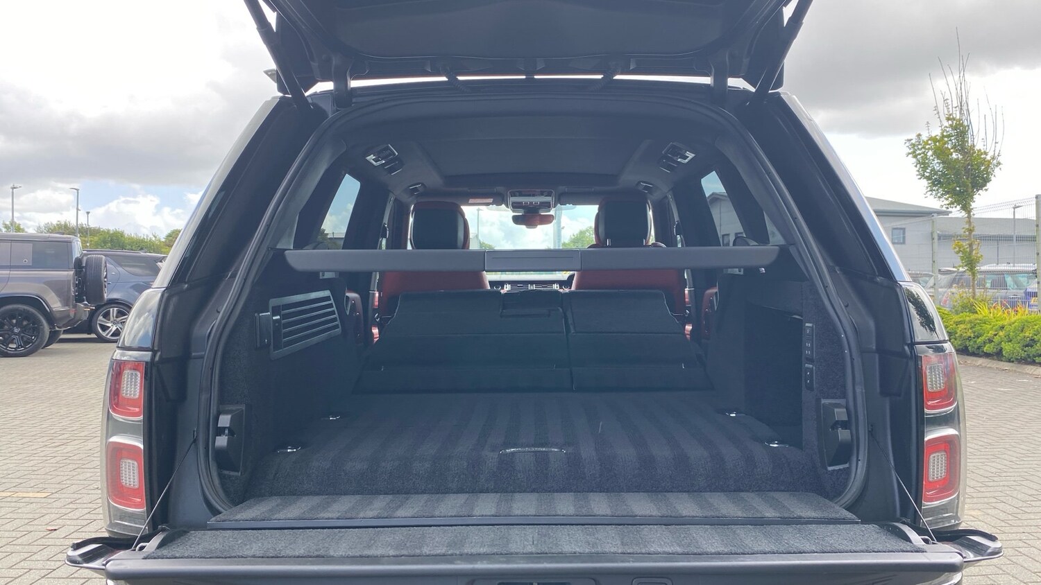 2019 Land Rover Range Rover 2.0 P400e Autobiography 4dr Auto Estate Estate Hybri - Picture 10 of 24
