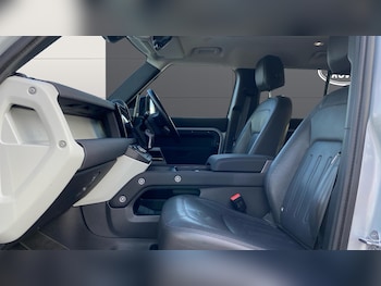 Used Land Rover Defender 2021 for sale - 77258716: Photo