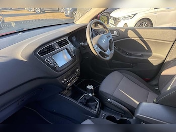 Used Hyundai i20 2018 for sale - 77084414: Photo