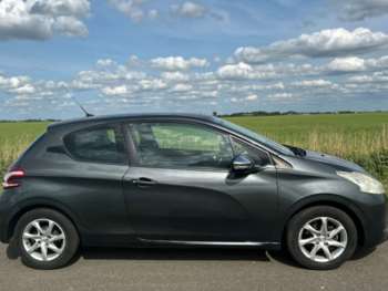 Used Peugeot 208 2014 for sale - 74682696: Photo