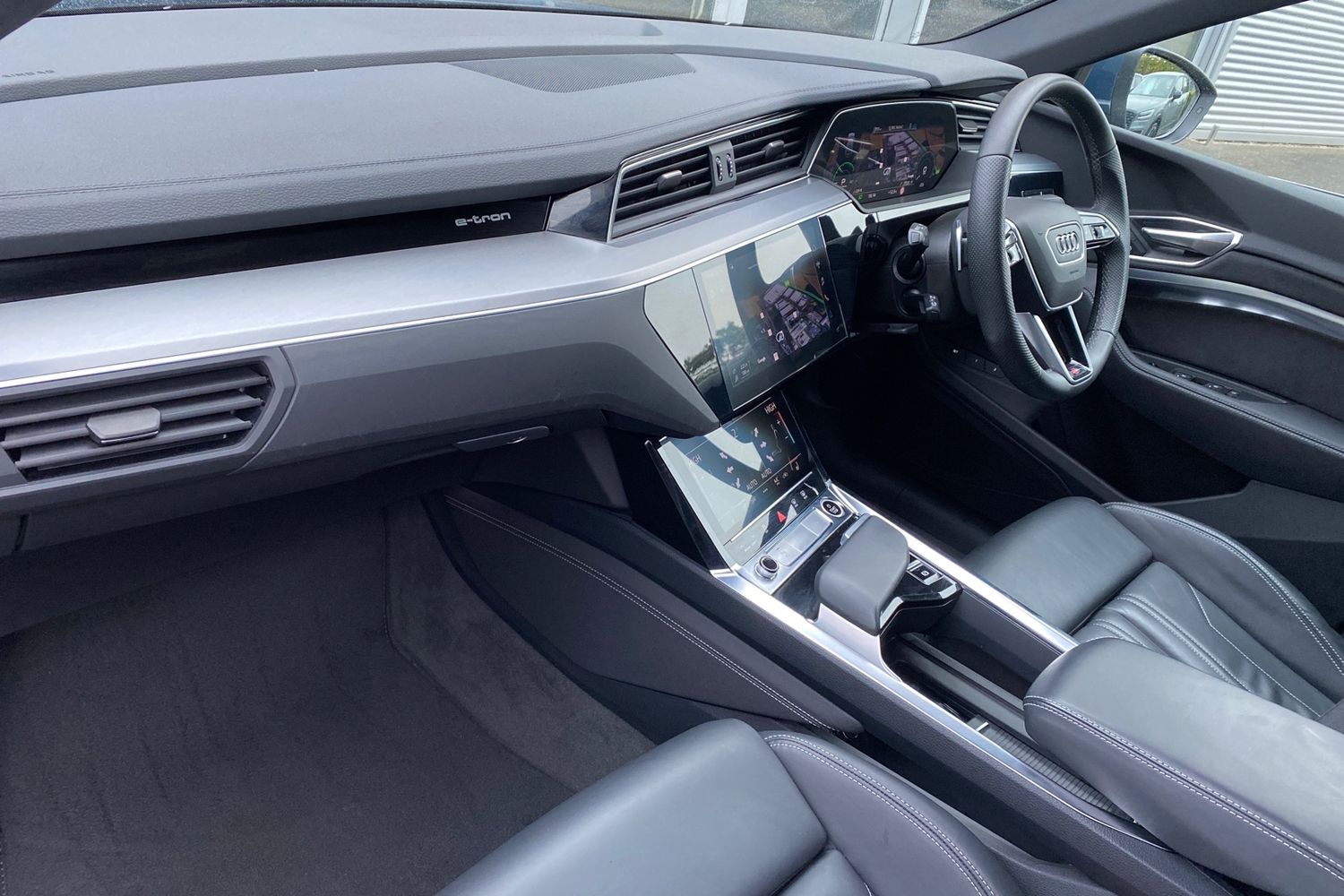 Used Audi Q8 2023 for sale - 76676277: Photo 2