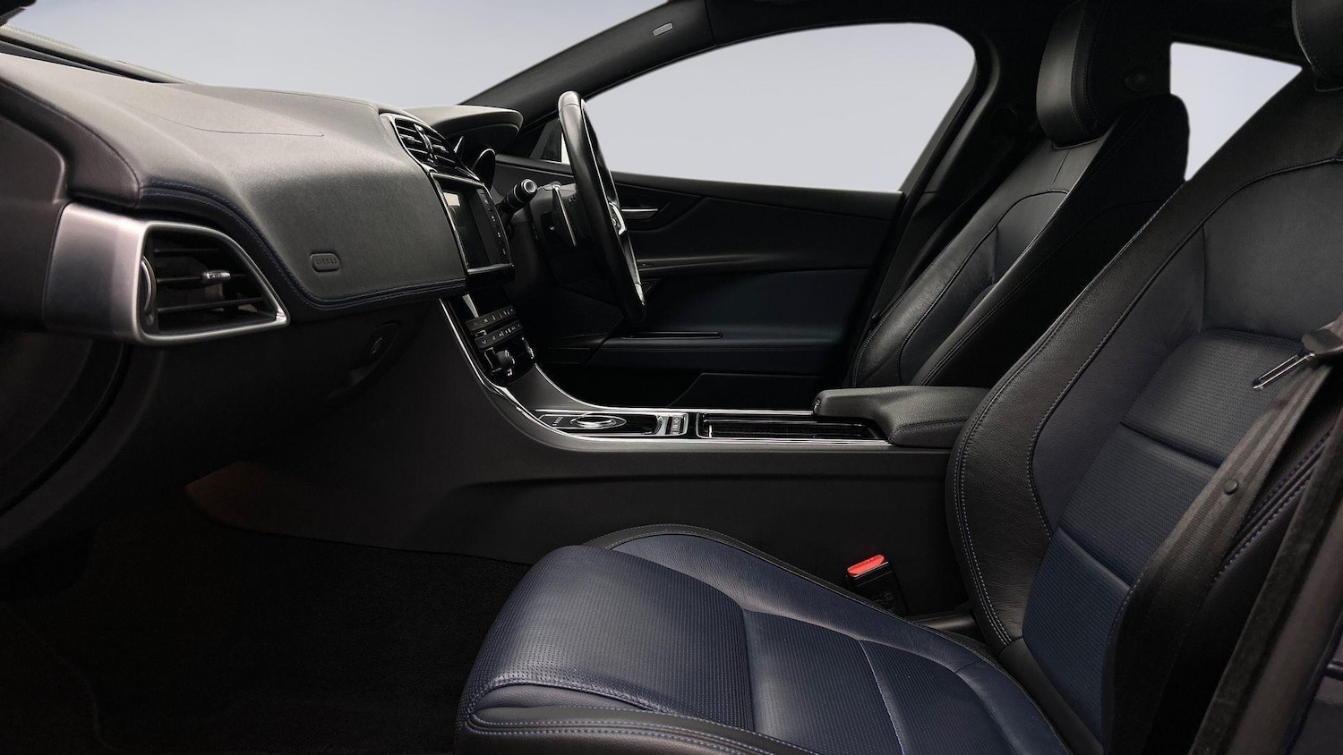 Used Jaguar XE 2018 for sale - 76094797: Photo 3