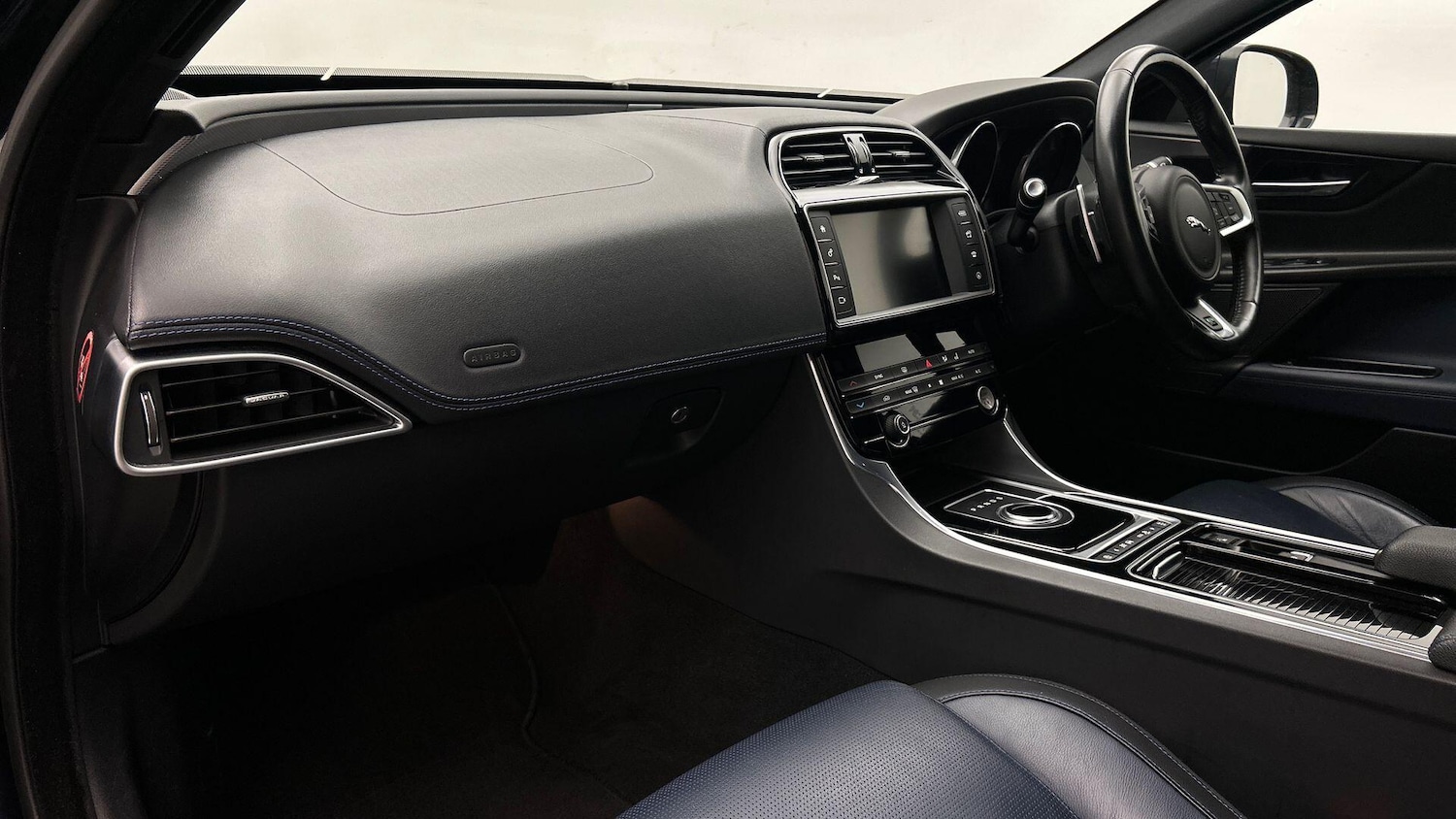 Used Jaguar XE 2018 for sale - 76094797: Photo 32
