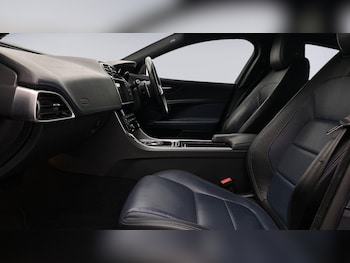 Used Jaguar XE 2018 for sale - 76094797: Photo 3