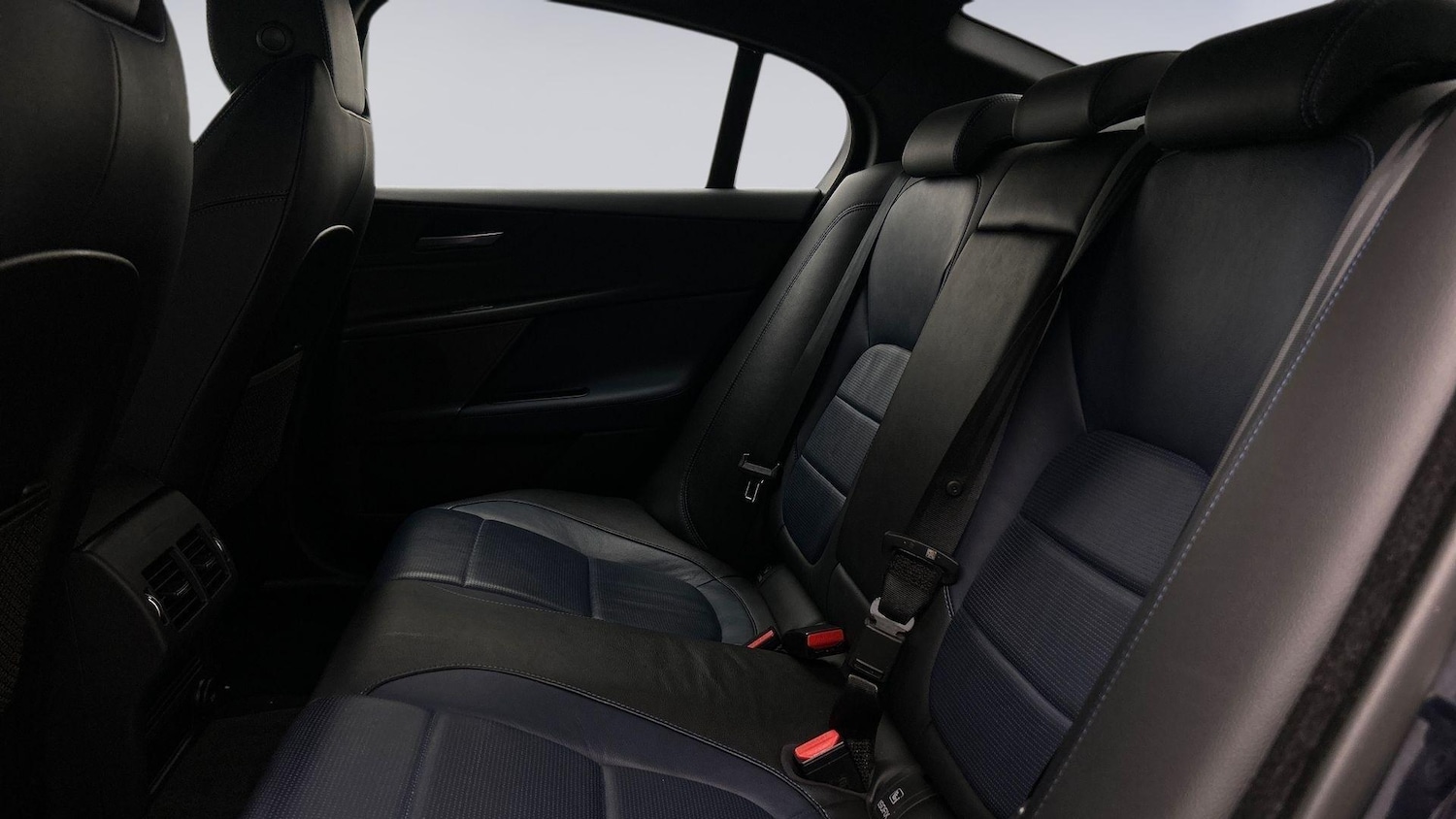 Used Jaguar XE 2018 for sale - 76094797: Photo 4