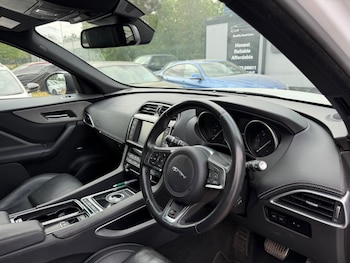Used Jaguar F-Pace 2017 for sale - 79337524: Photo