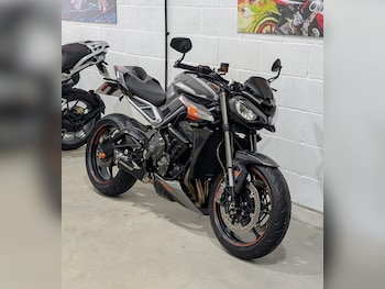 Used Triumph STREET 2023 for sale - bike-77819971: Photo