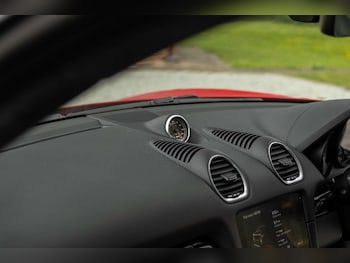 Used Porsche 718 Cayman 2018 for sale - 78202003: Photo