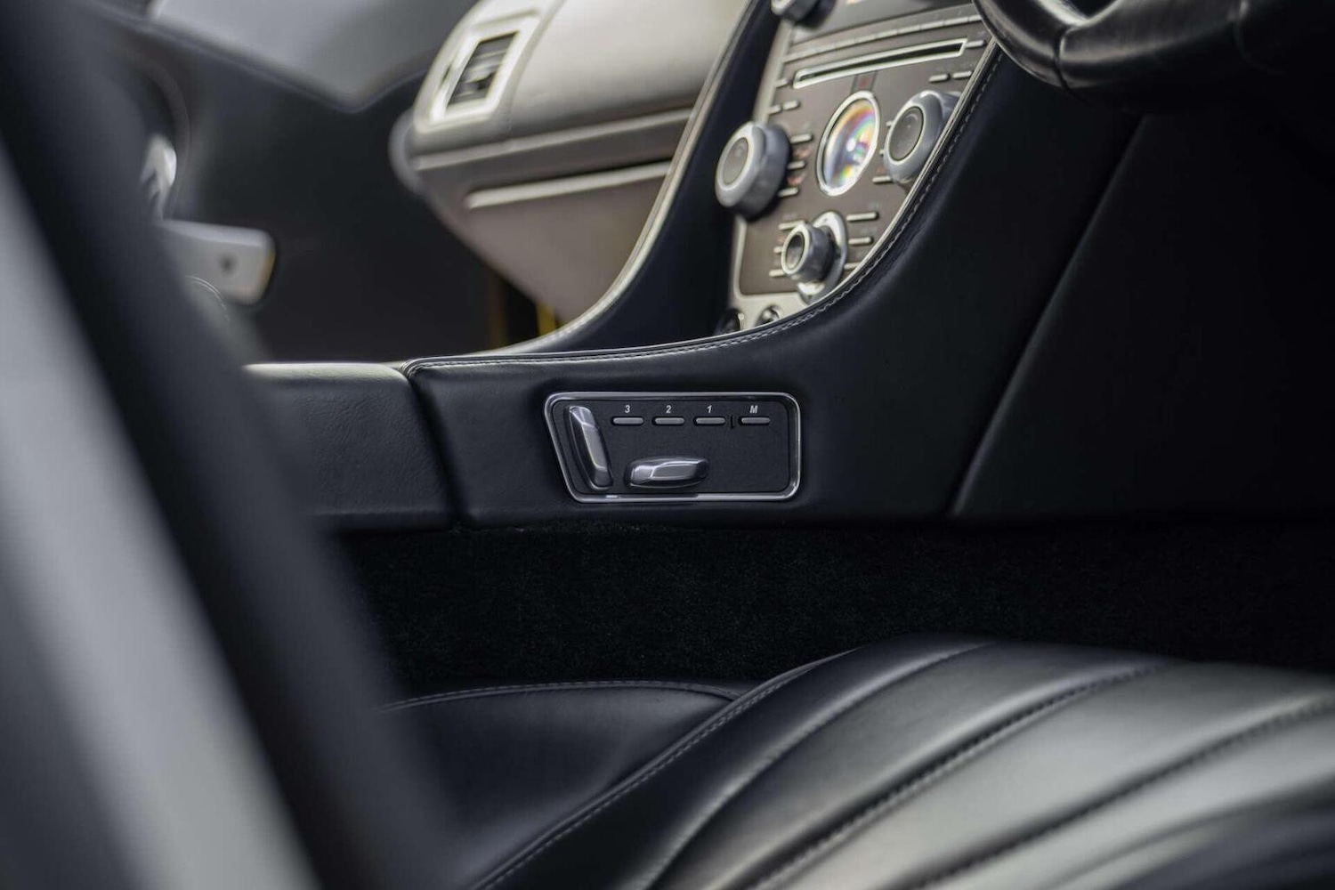 Used Aston Martin DB9 2015 for sale - 78112091: Photo 14