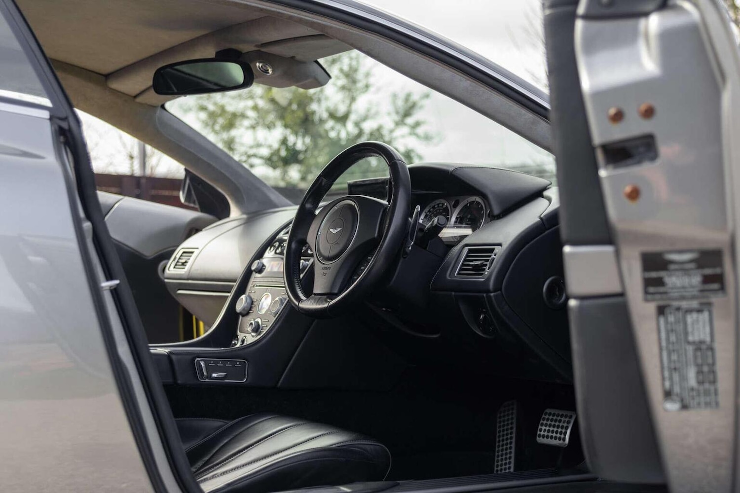 Used Aston Martin DB9 2015 for sale - 78112091: Photo 25