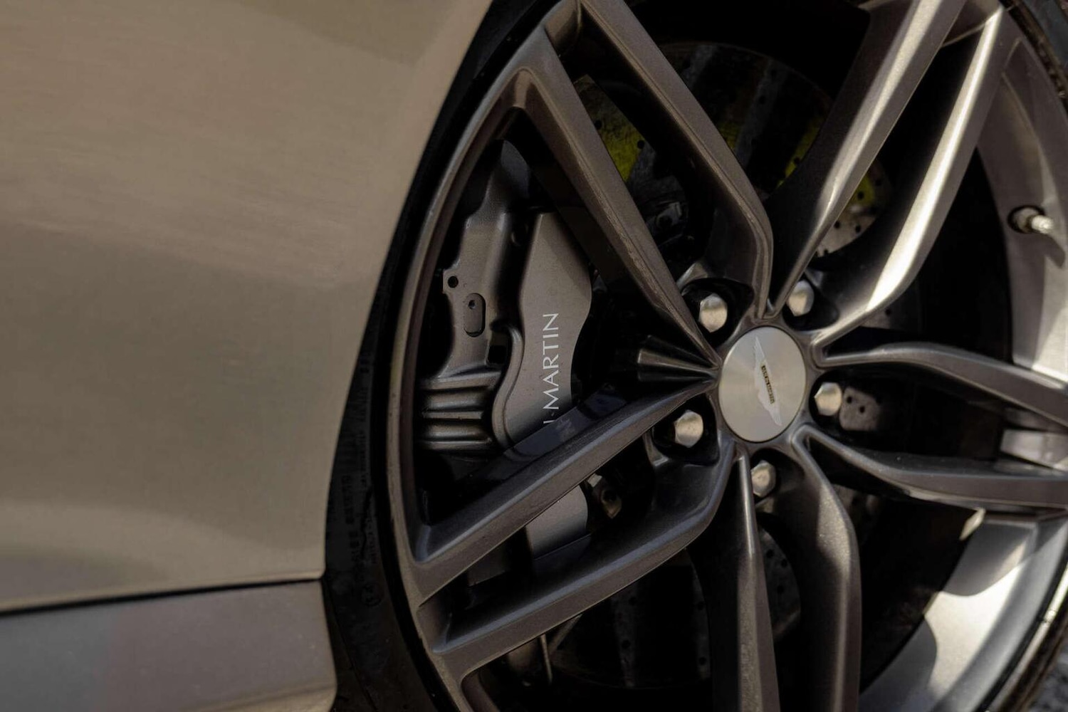 Used Aston Martin DB9 2015 for sale - 78112091: Photo 40