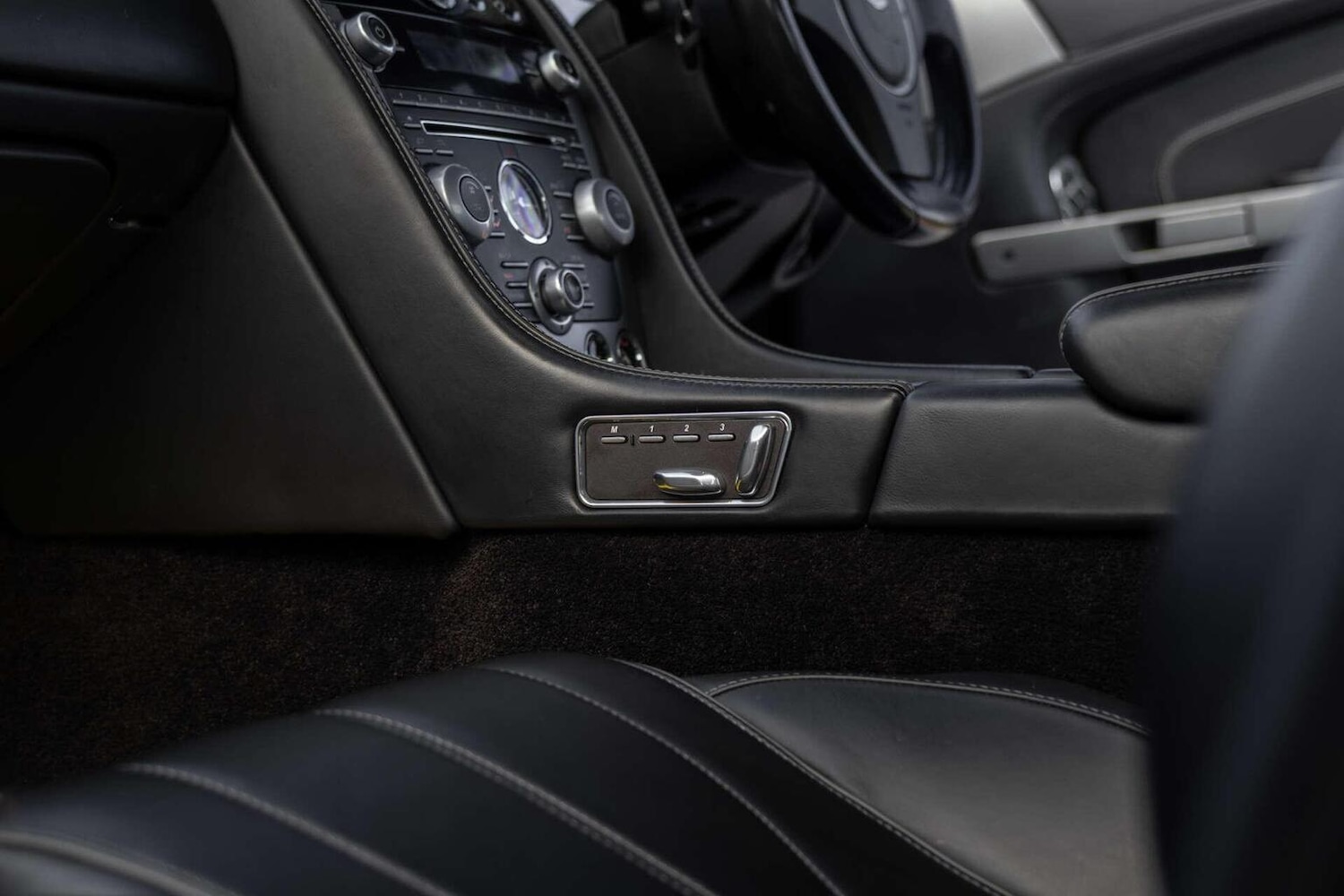 Used Aston Martin DB9 2015 for sale - 78112091: Photo 6