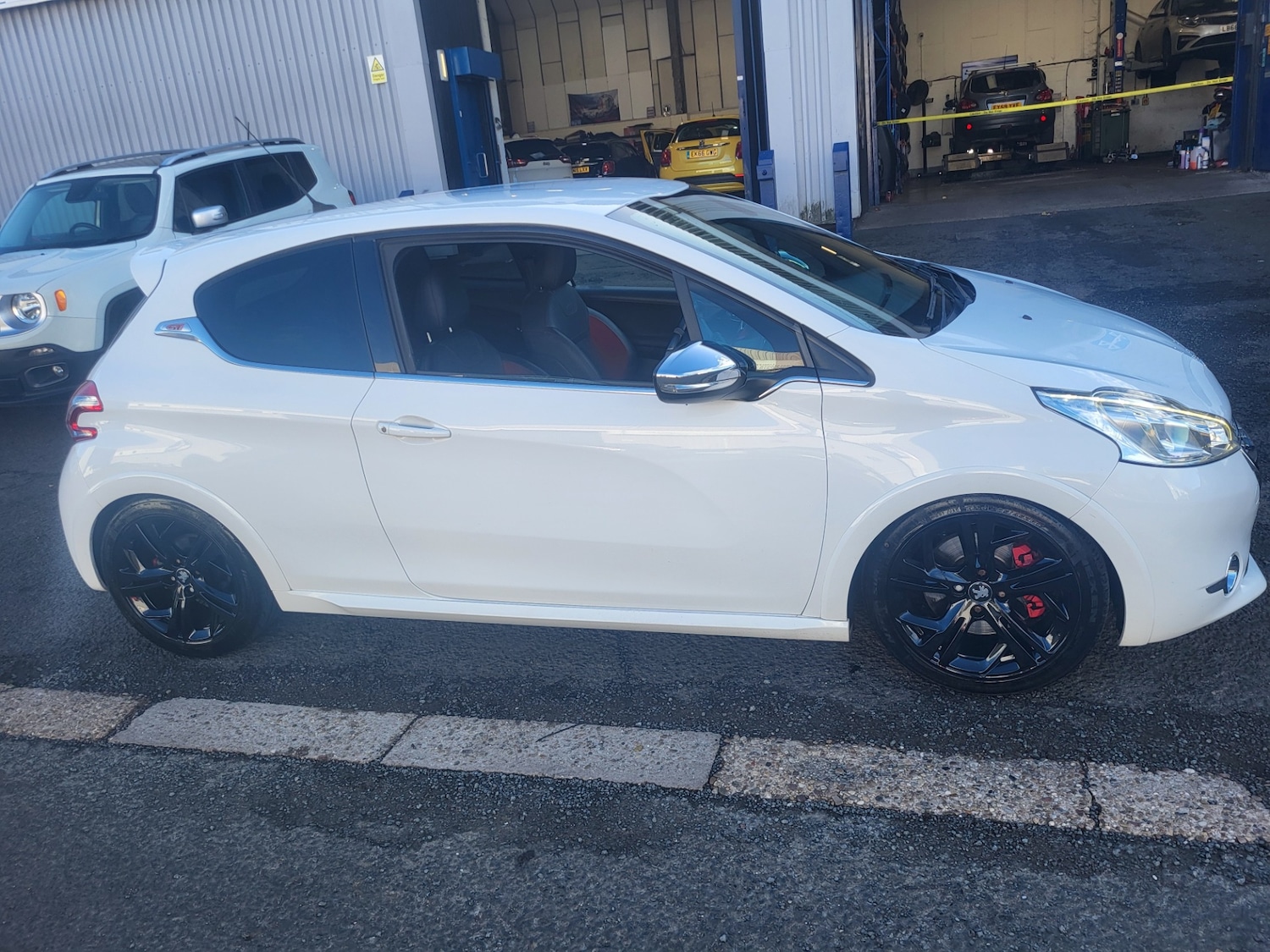 Used Peugeot 208 2014 for sale - 76130373: Photo 3