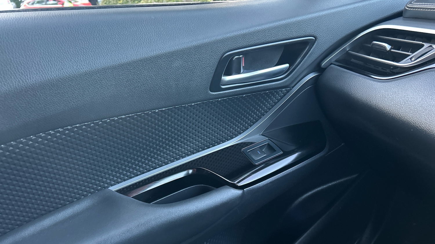 Used Toyota C-HR 2023 for sale - 77121206: Photo 40