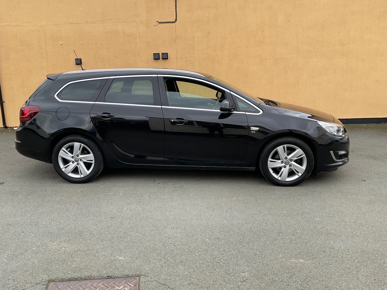Used Vauxhall Astra 2013 for sale - 77818529: Photo 2