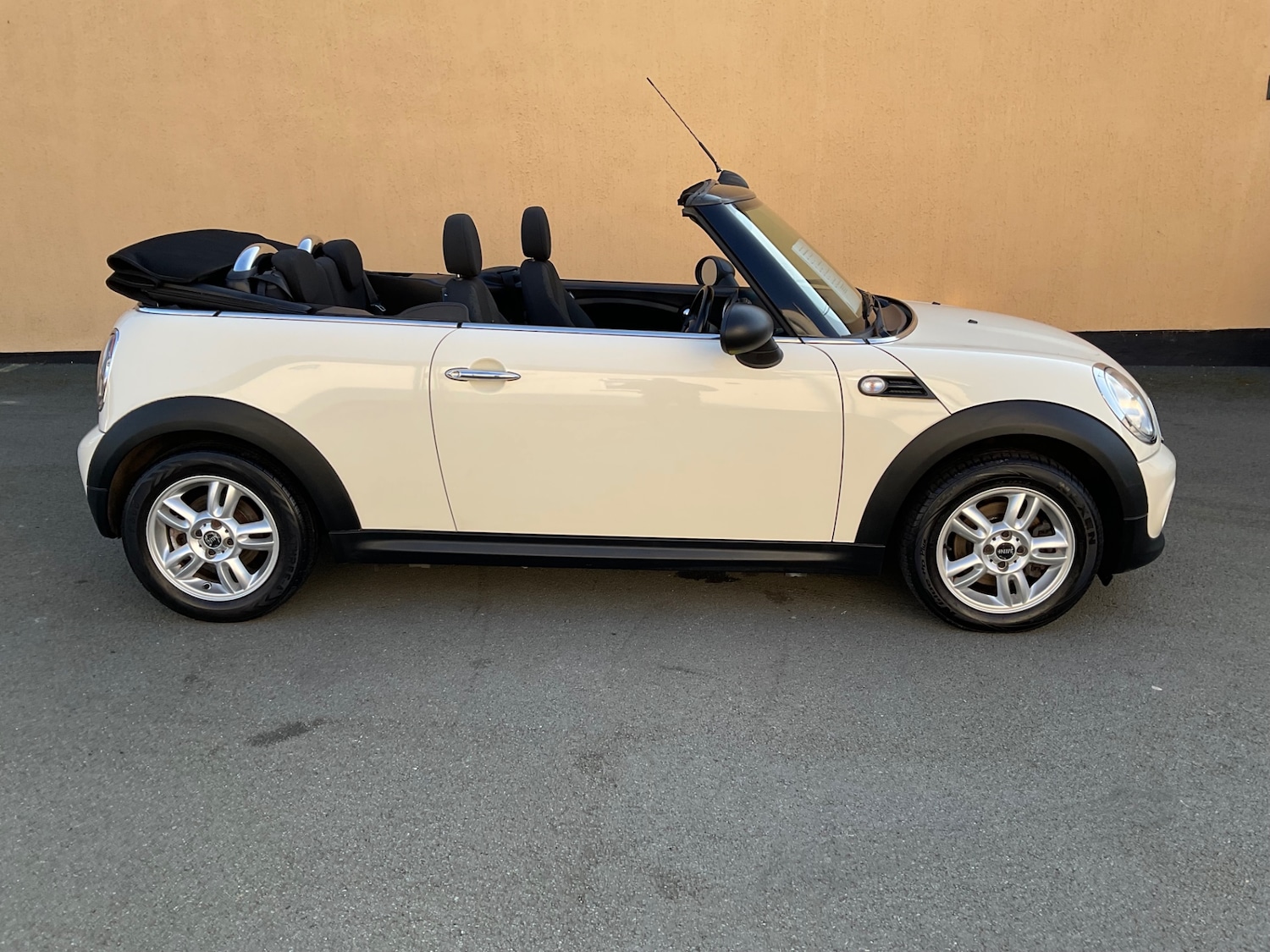 Used MINI Convertible 2012 for sale - 77746170: Photo 3