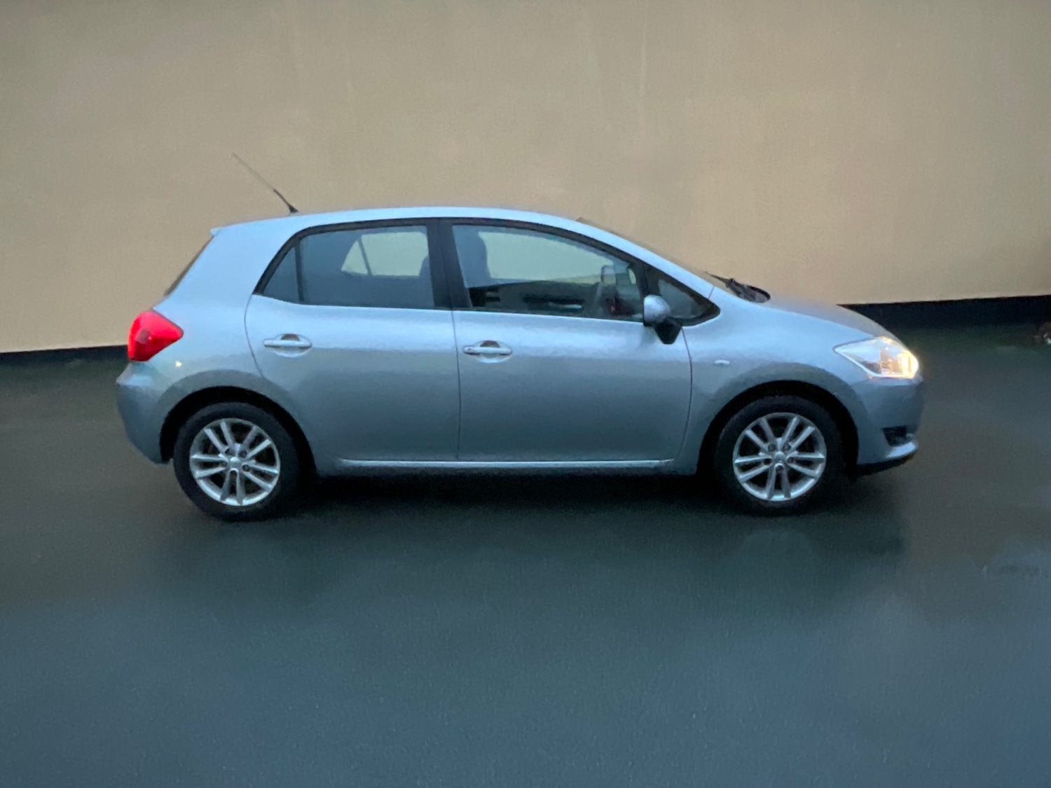 Used Toyota Auris 2009 for sale - 77005635: Photo 2